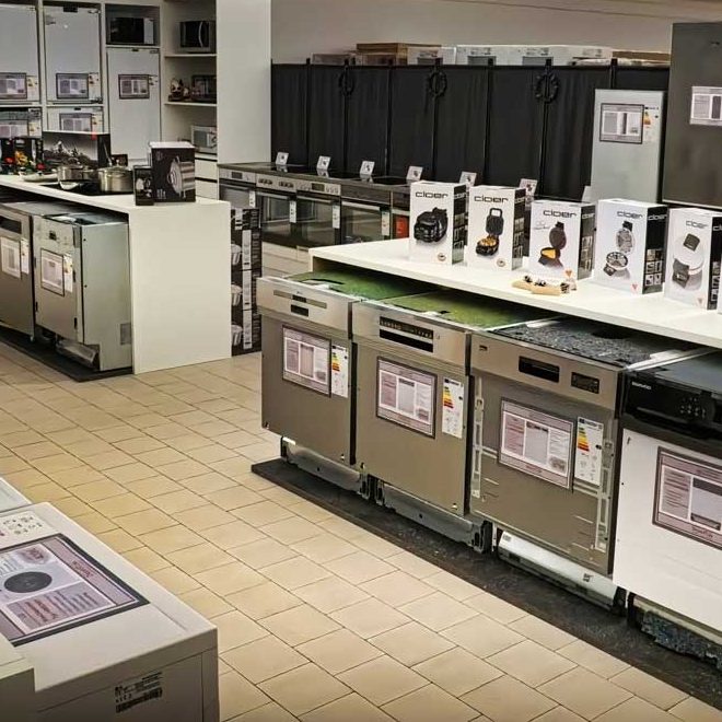 Küchengeräte Moderne Küchengeräte in einem Ausstellungsraum angeordnet.